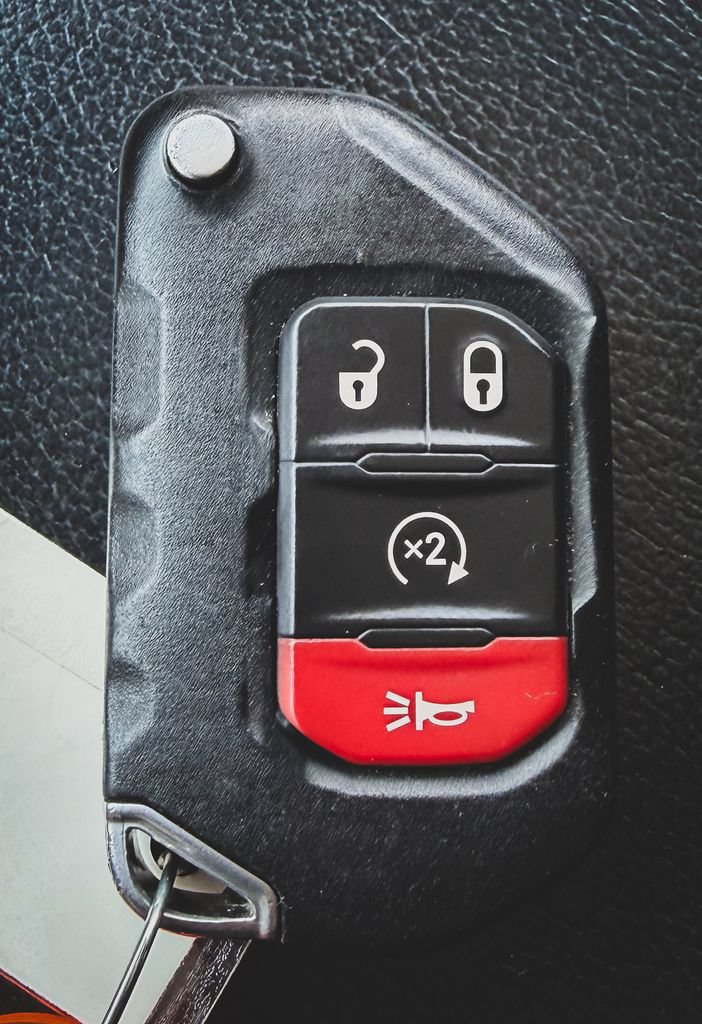 Used 2018 Jeep Wrangler Unlimited Sahara w/ Dual Top Group AWD/4WD image 5
