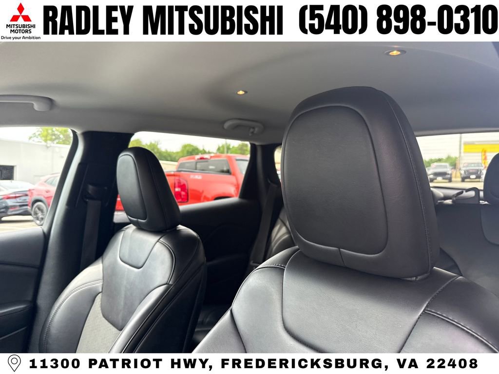Used 2019 Jeep Cherokee Latitude Plus AWD/4WD image 2