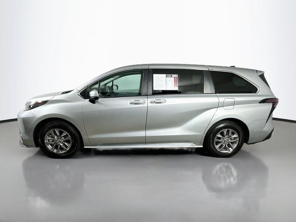 Used 2025 Toyota Sienna LE FWD image 5