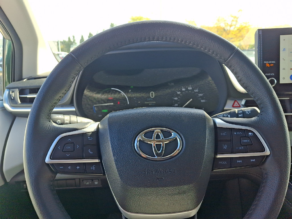 Certified 2025 Toyota Sienna XLE FWD image 25