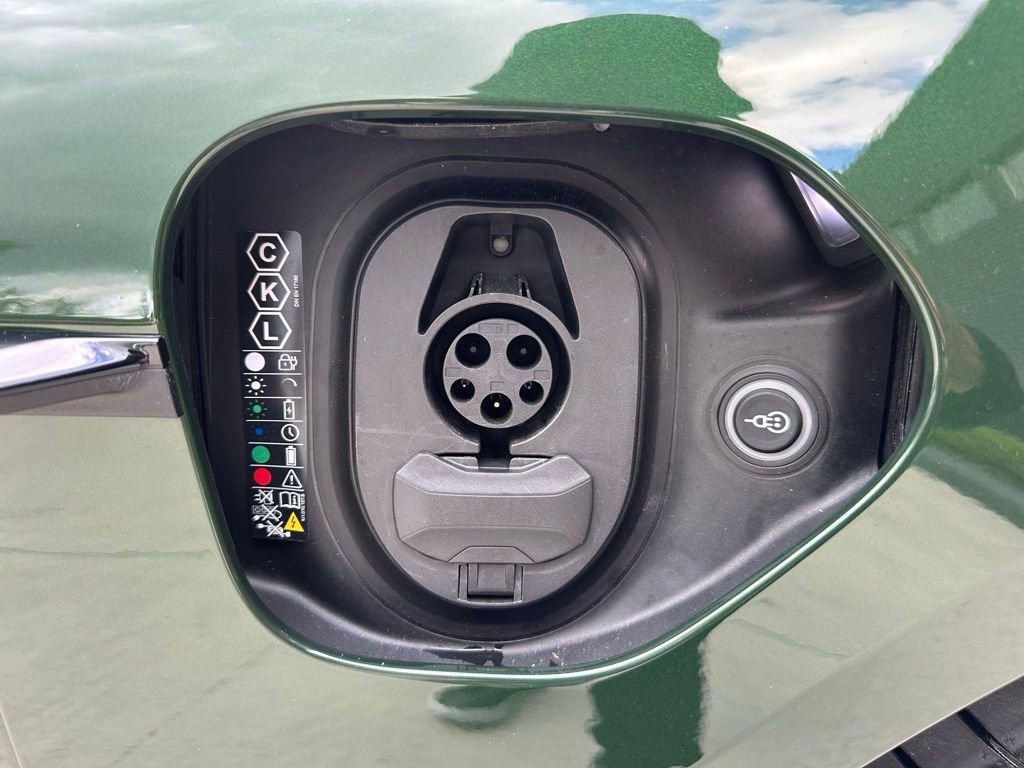 Used 2025 Porsche Taycan 4S image 39