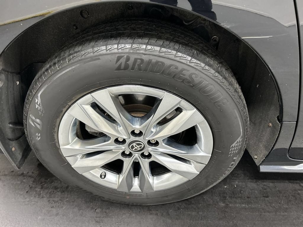 Used 2024 Toyota Sienna XLE w/ XLE Plus Package AWD/4WD image 8
