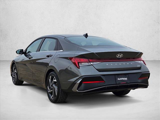 Used 2025 Hyundai Elantra Limited image 7