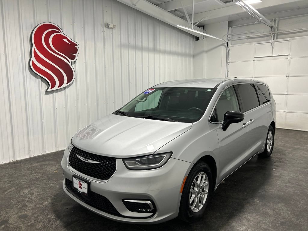 Used 2024 Chrysler Pacifica Touring-L FWD image 1