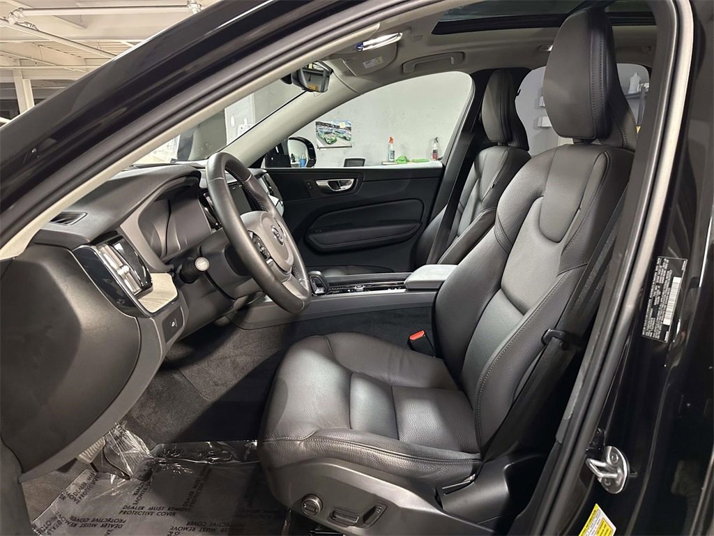 Used 2025 Volvo XC60 B5 Plus image 4