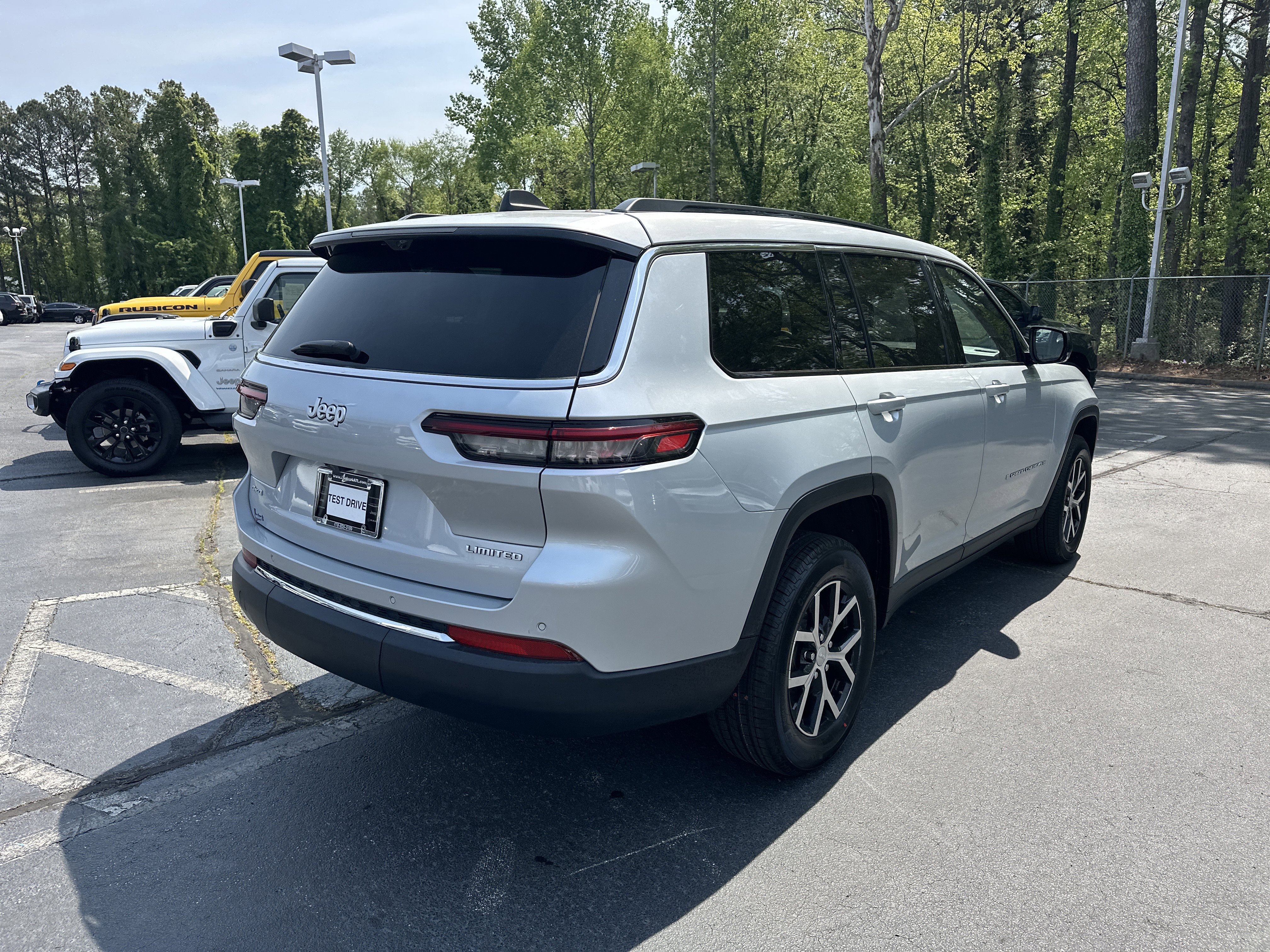 Used 2024 Jeep Grand Cherokee L Limited w/ Luxury Tech Group II image 9