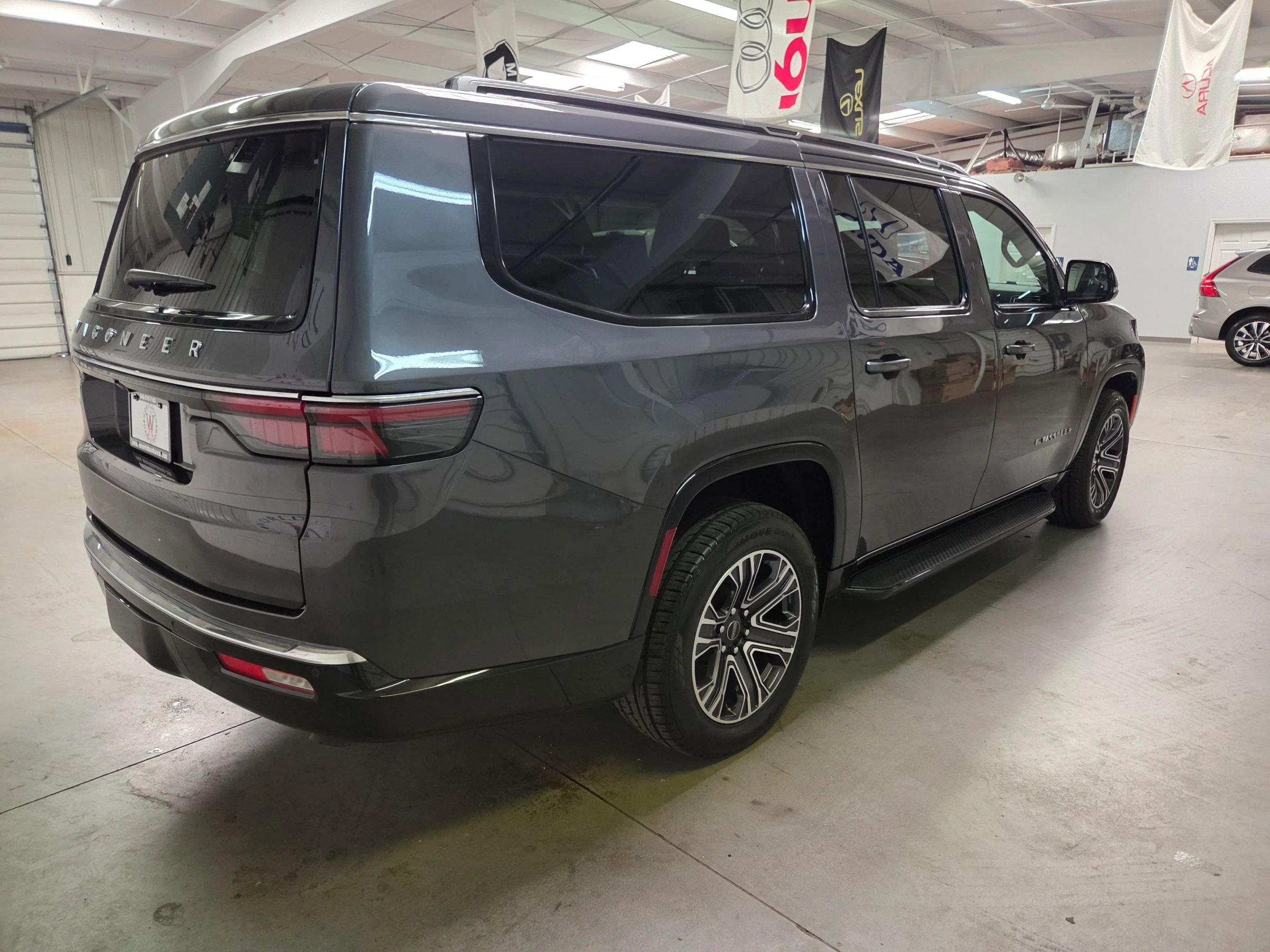 Used 2025 Jeep Wagoneer L Series II w/ 8-pass Seating Package AWD/4WD image 8