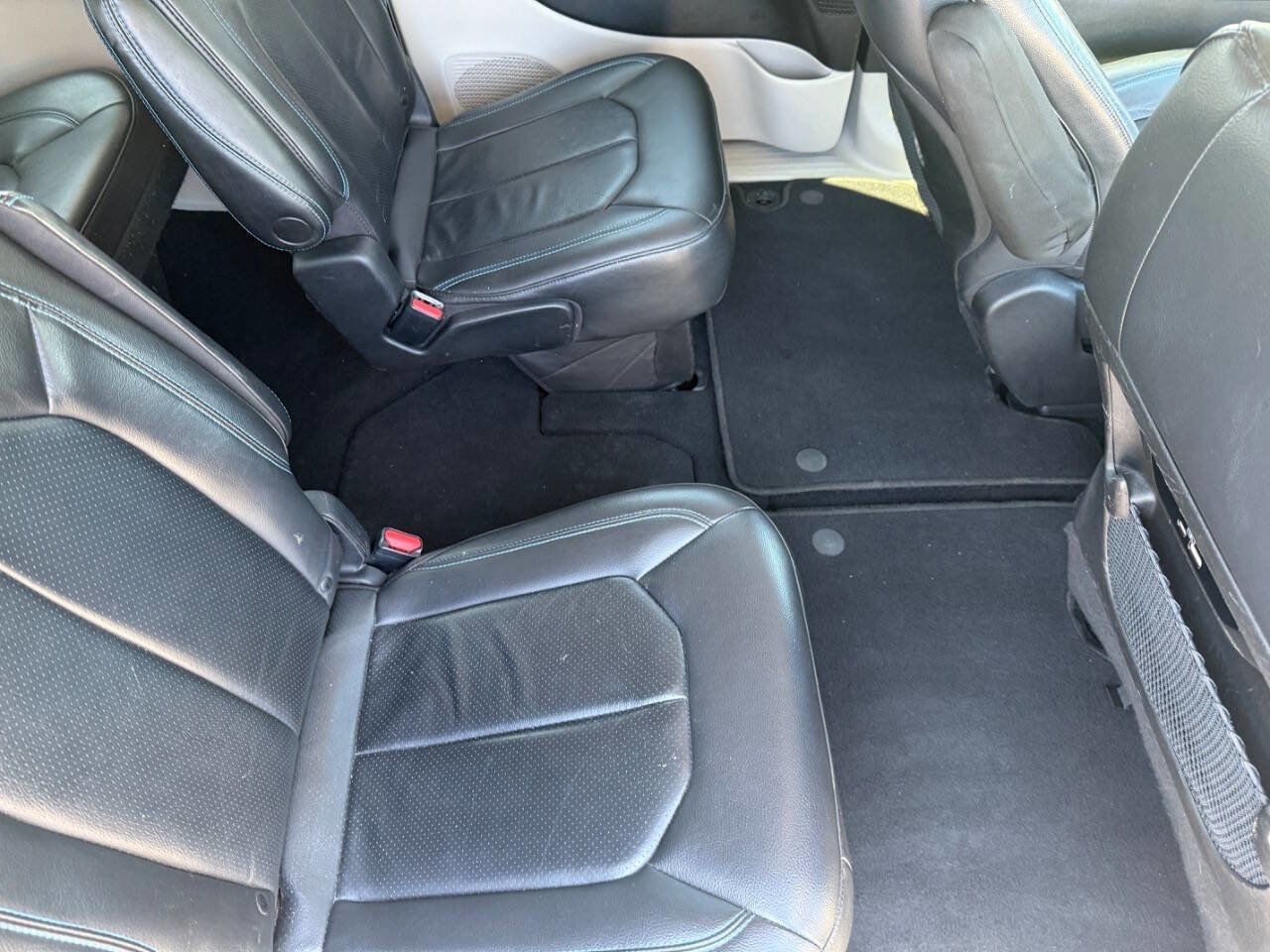 Used 2021 Chrysler Pacifica Touring-L image 16