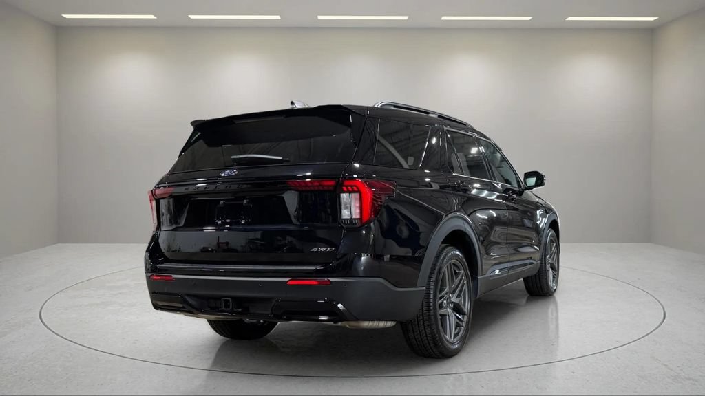 Used 2026 Ford Explorer ST-Line w/ ST-Line Street Pack AWD/4WD image 3