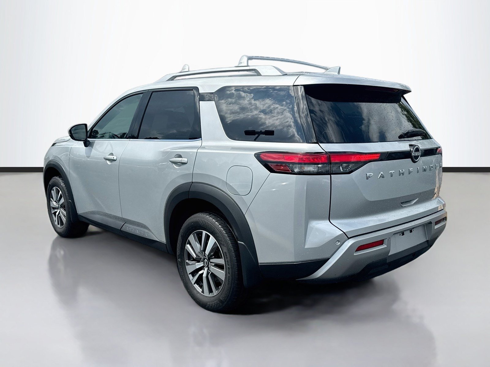 Used 2025 Nissan Pathfinder SL FWD image 5