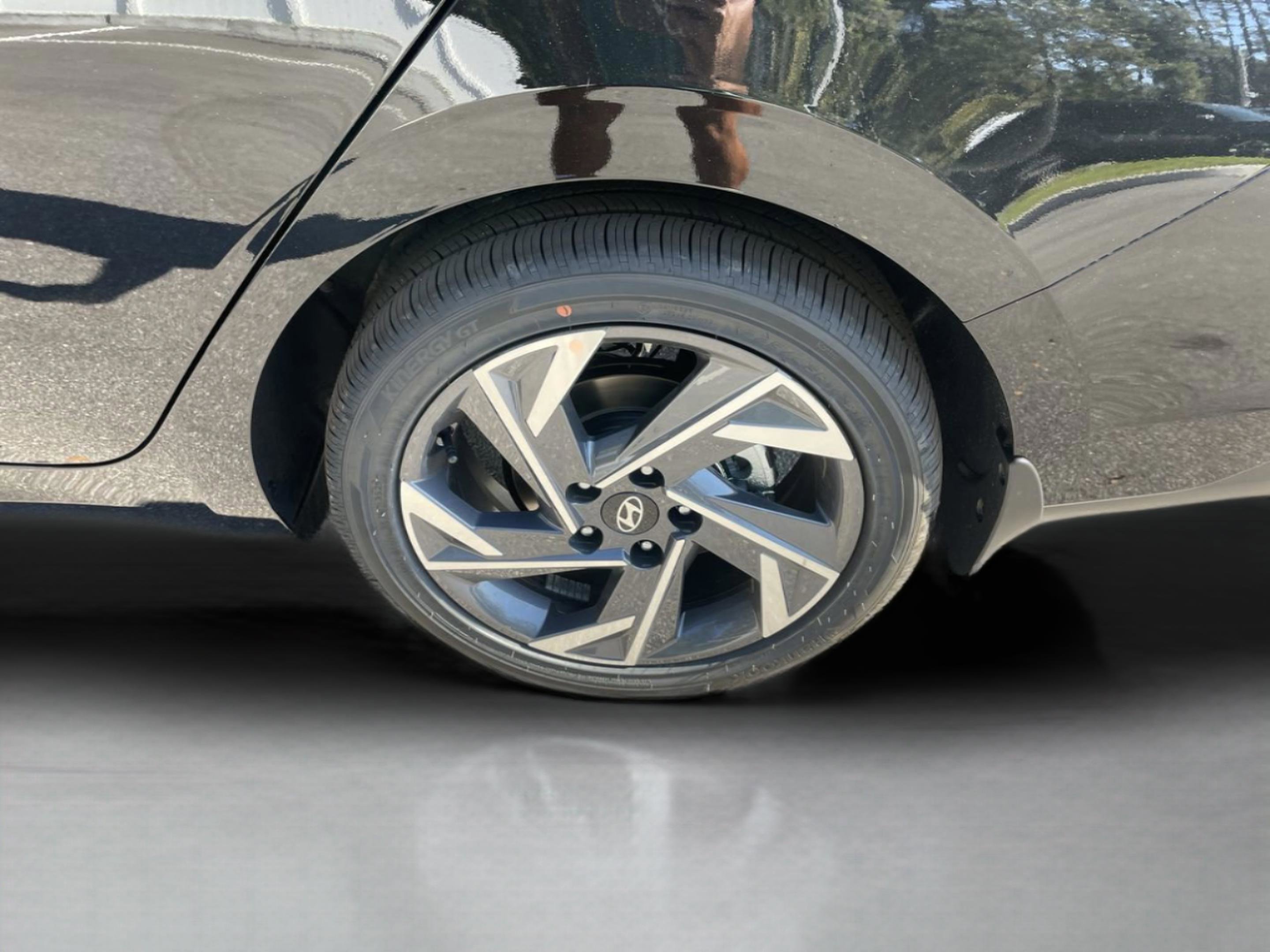 New 2026 Hyundai Elantra Limited image 25