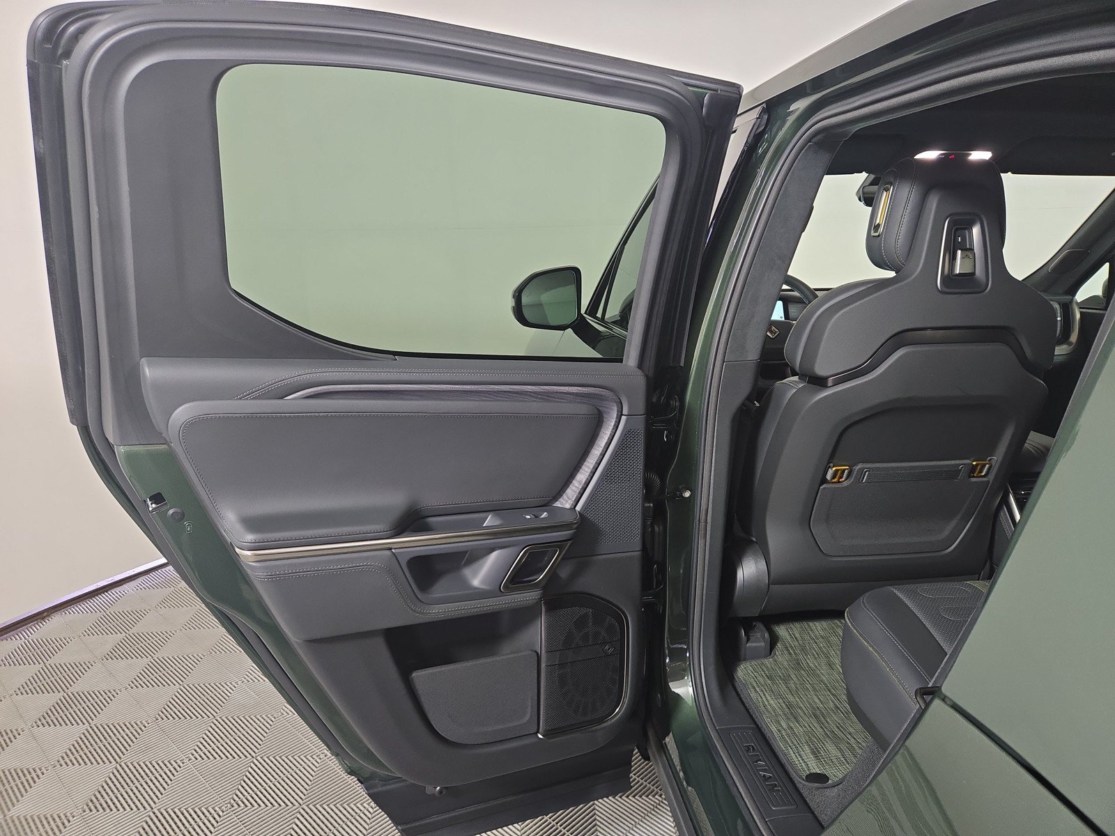 Used 2024 Rivian R1T Adventure AWD/4WD image 17