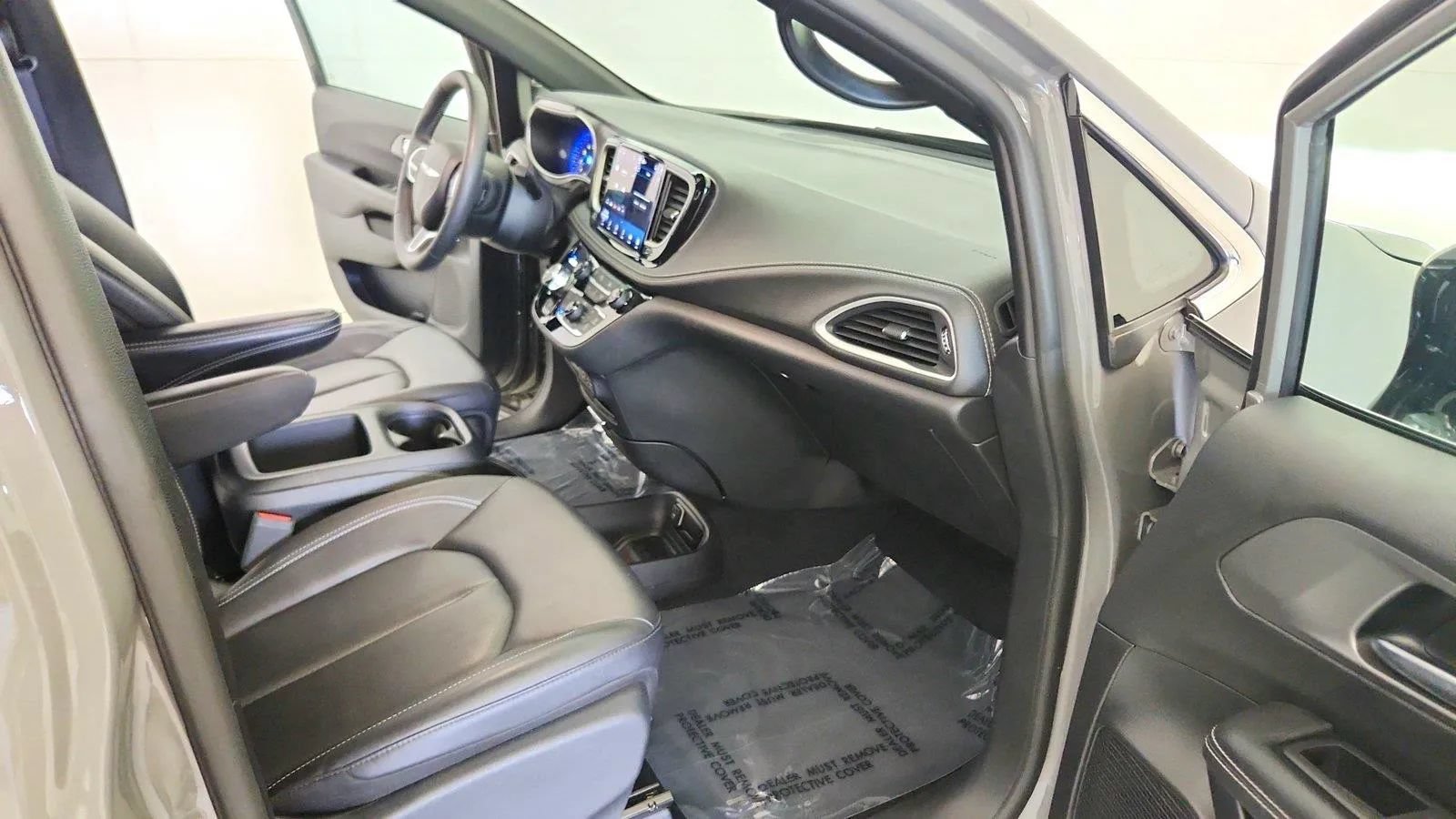 Used 2025 Chrysler Pacifica Select FWD image 29