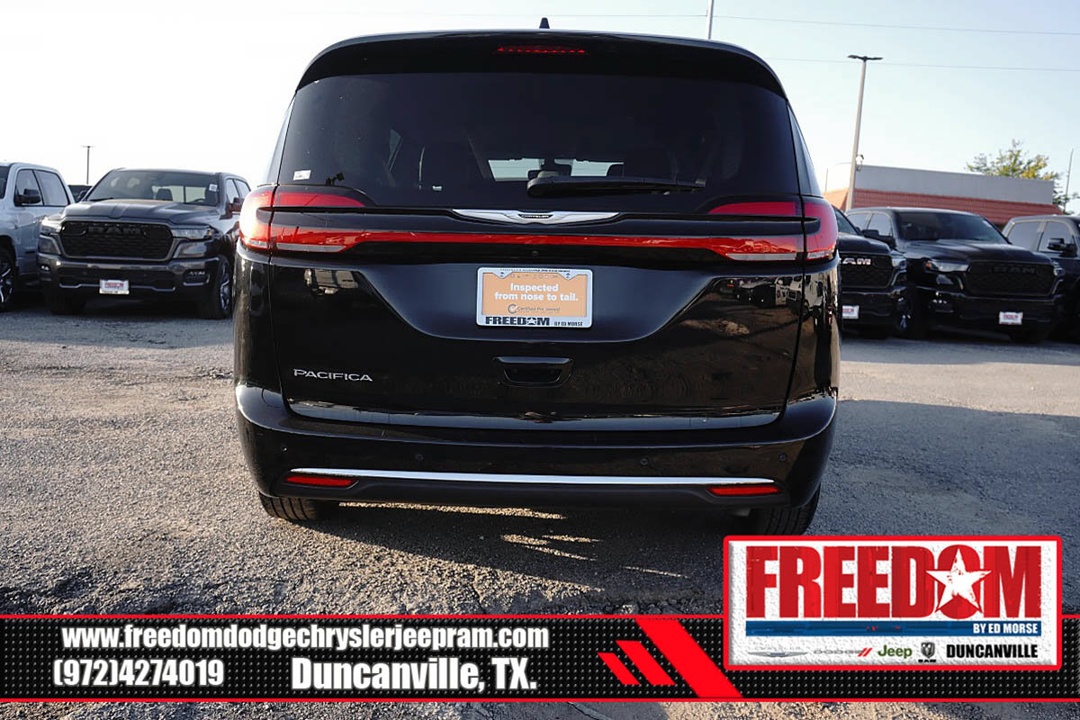 Certified 2024 Chrysler Pacifica Touring-L FWD image 4