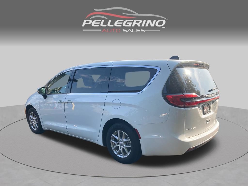 Used 2023 Chrysler Pacifica Touring-L FWD video 4