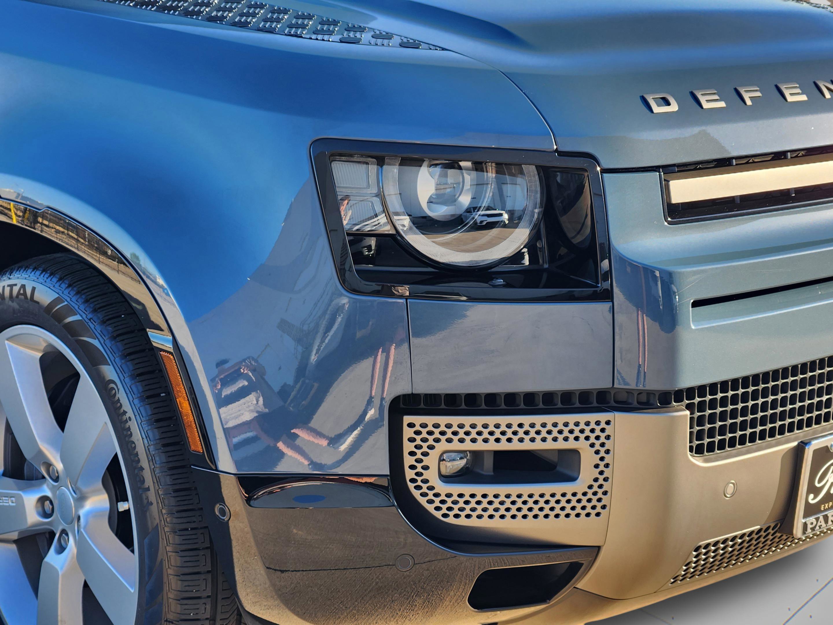 Used 2025 Land Rover Defender 110 X-Dynamic SE image 8