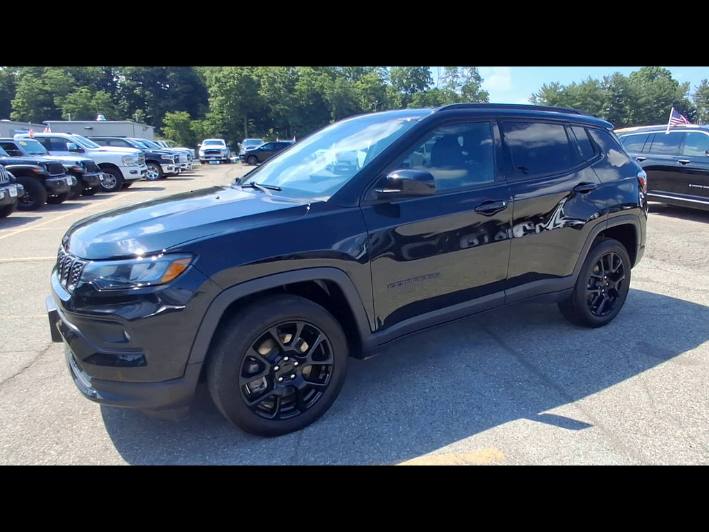 Used 2024 Jeep Compass Latitude w/ Convenience Group AWD/4WD image 4