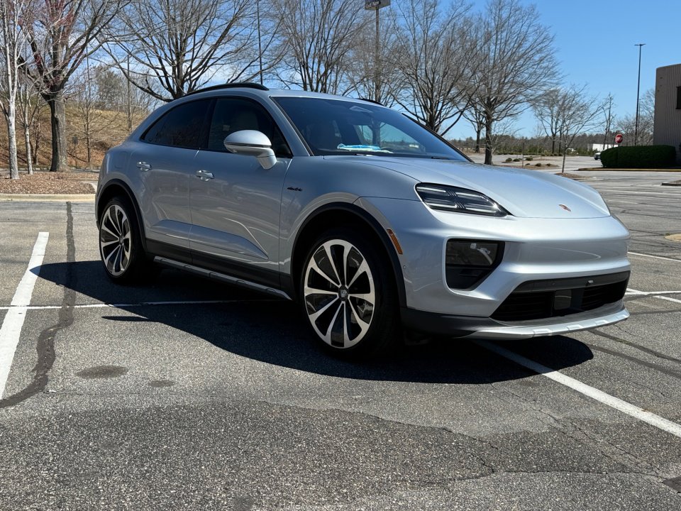 Certified 2025 Porsche Macan Electric image 9
