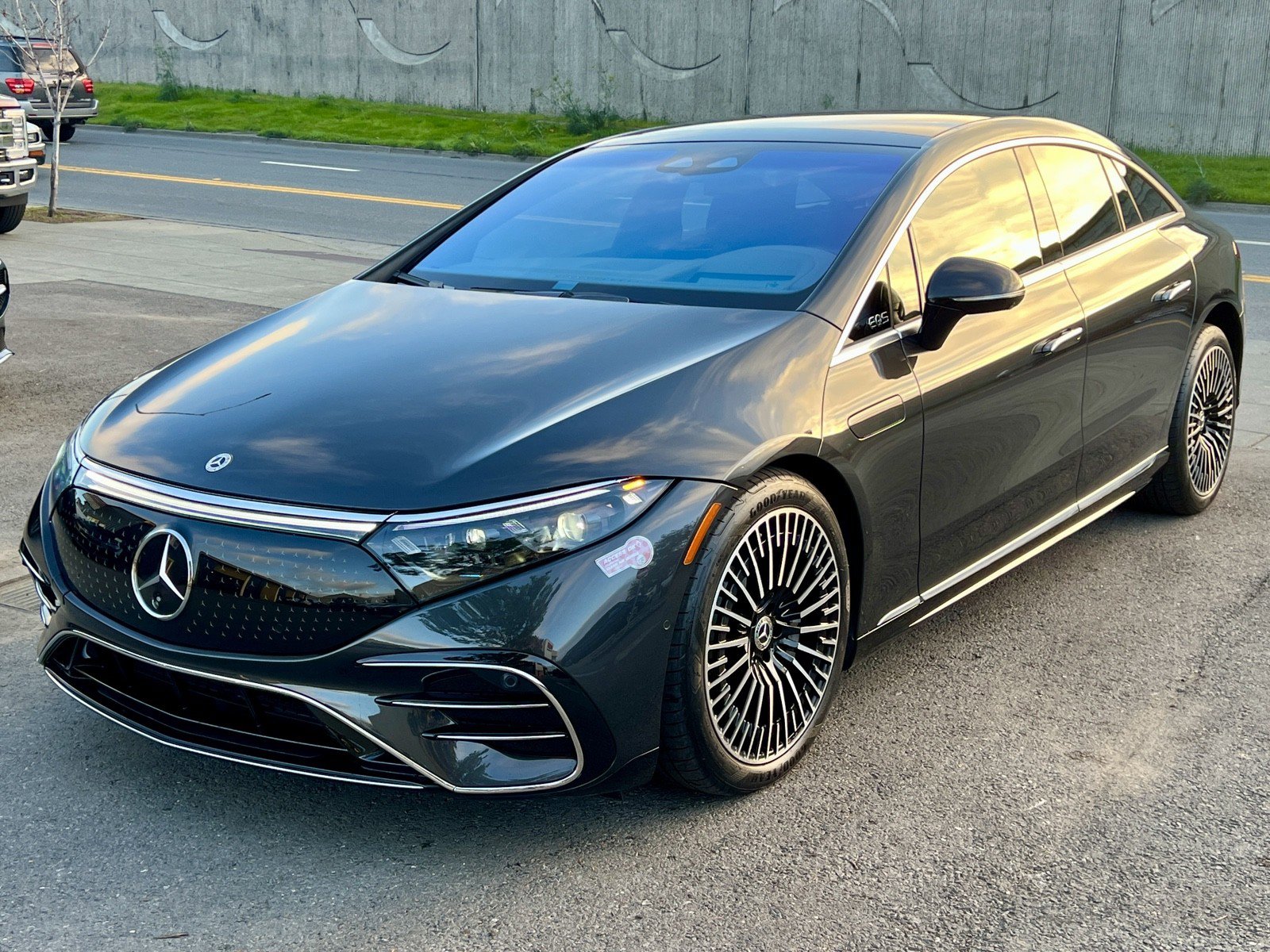 Used 2022 Mercedes-Benz EQS 580 4MATIC Sedan image 9