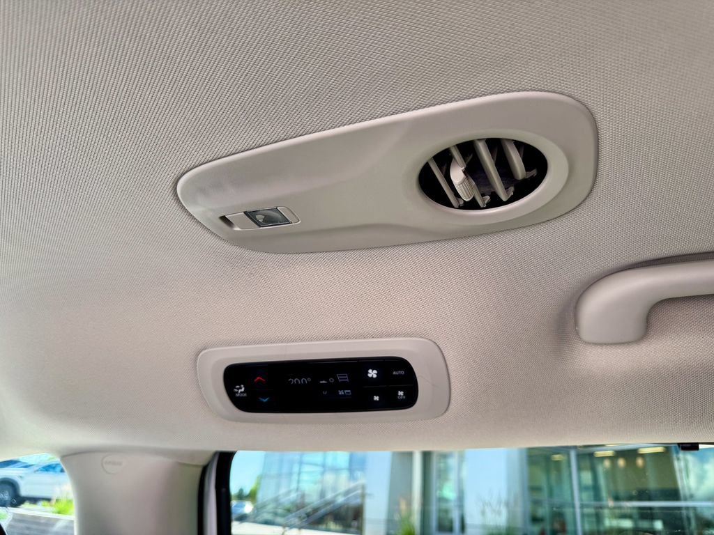 Used 2024 Chrysler Pacifica Touring-L FWD image 39