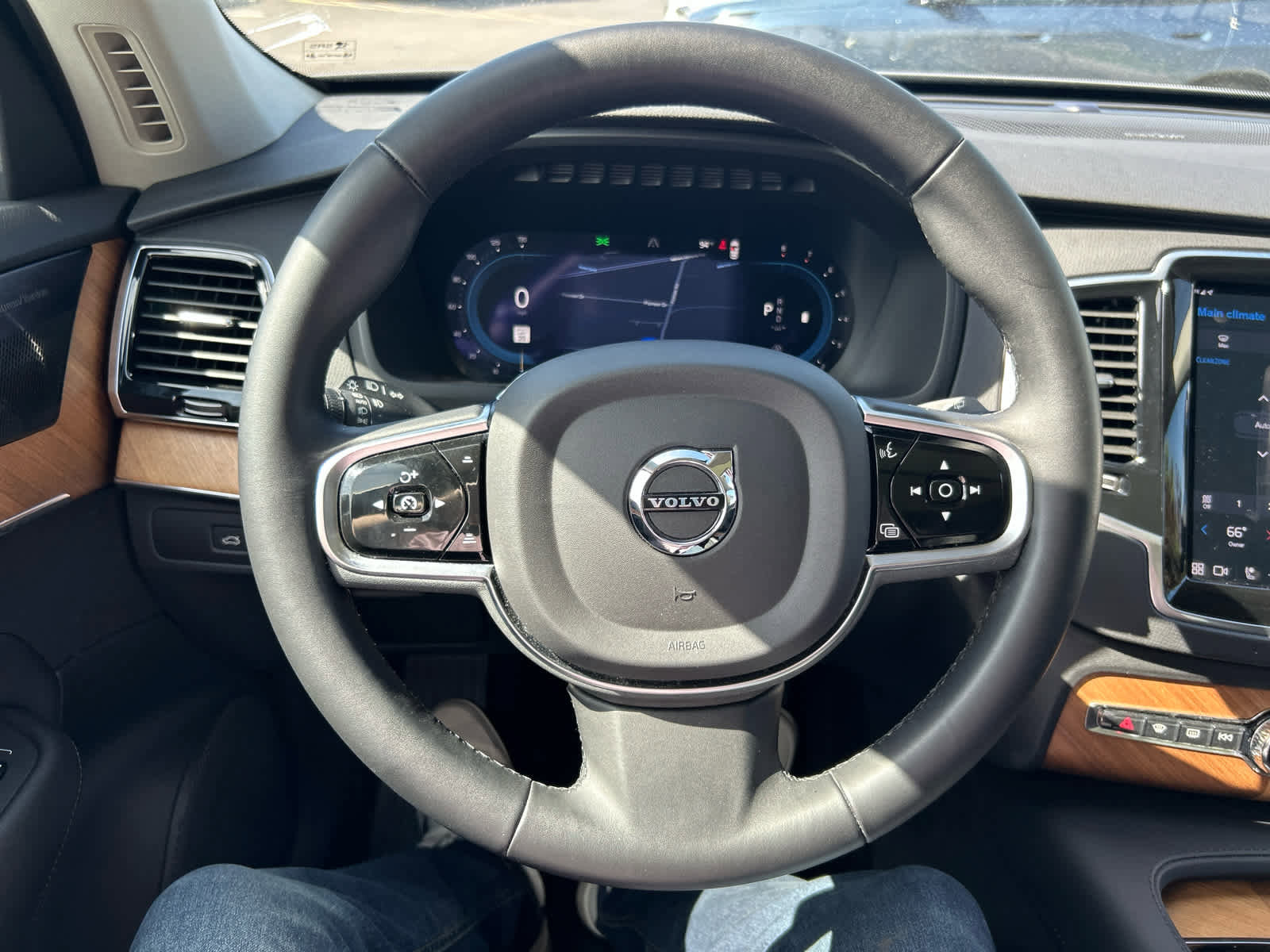 Used 2023 Volvo XC90 B6 Plus image 36