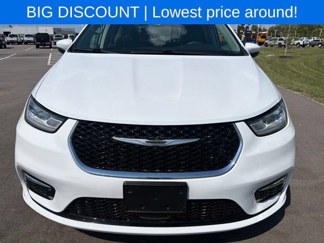 Used 2023 Chrysler Pacifica Touring-L FWD image 3