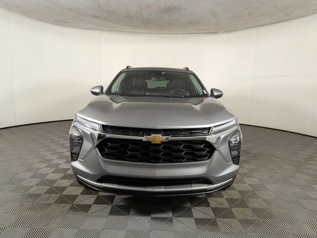 Certified 2025 Chevrolet Trax LT w/ LT Convenience Package FWD image 2