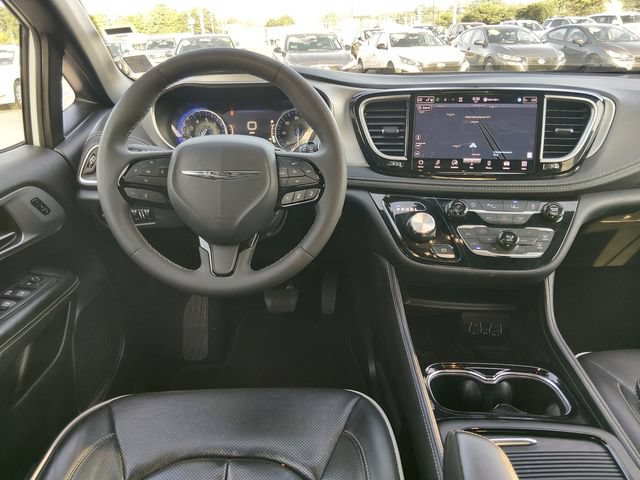 Used 2025 Chrysler Pacifica Limited FWD image 10