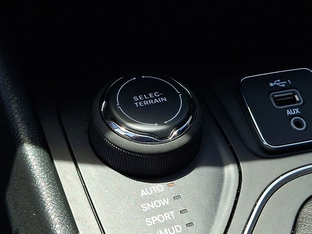 Used 2022 Jeep Cherokee Latitude w/ Sun & Sound Group AWD/4WD image 24