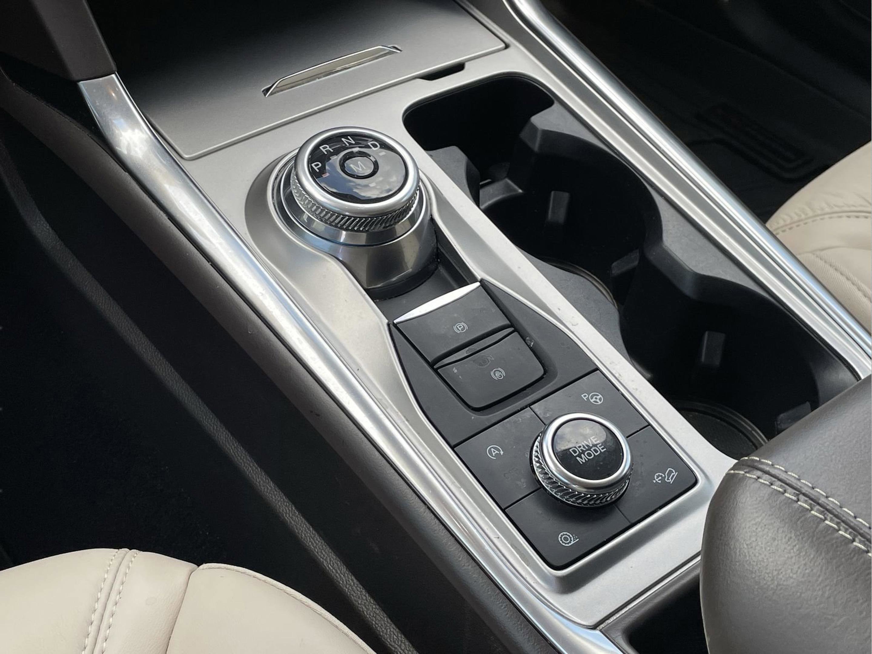 Used 2020 Ford Explorer Platinum w/ Premium Technology Package image 16