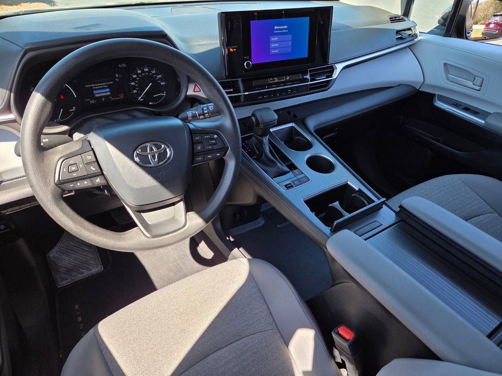 Used 2025 Toyota Sienna LE image 8