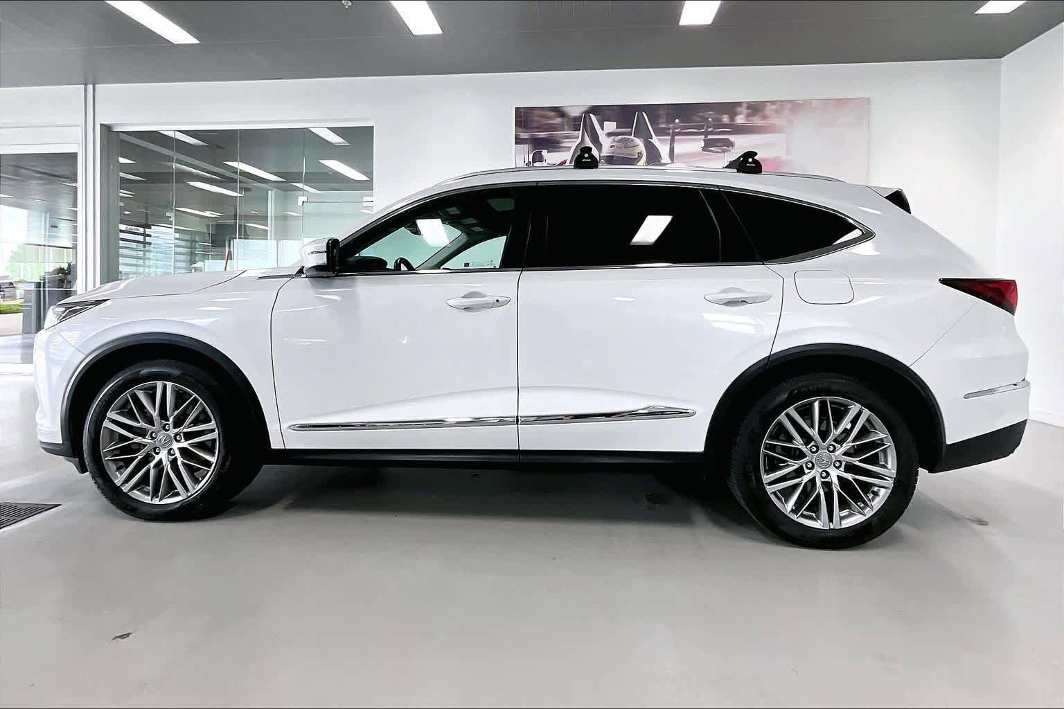 Used 2022 Acura MDX SH-AWD w/ Advance Package image 3