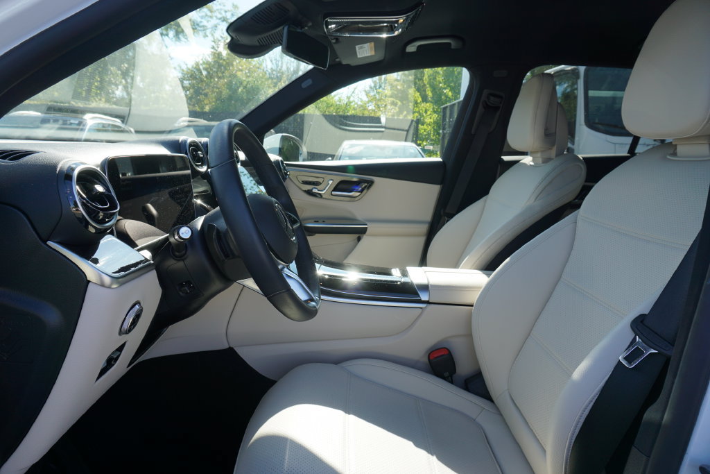 Used 2025 Mercedes-Benz GLC 300 4MATIC image 12