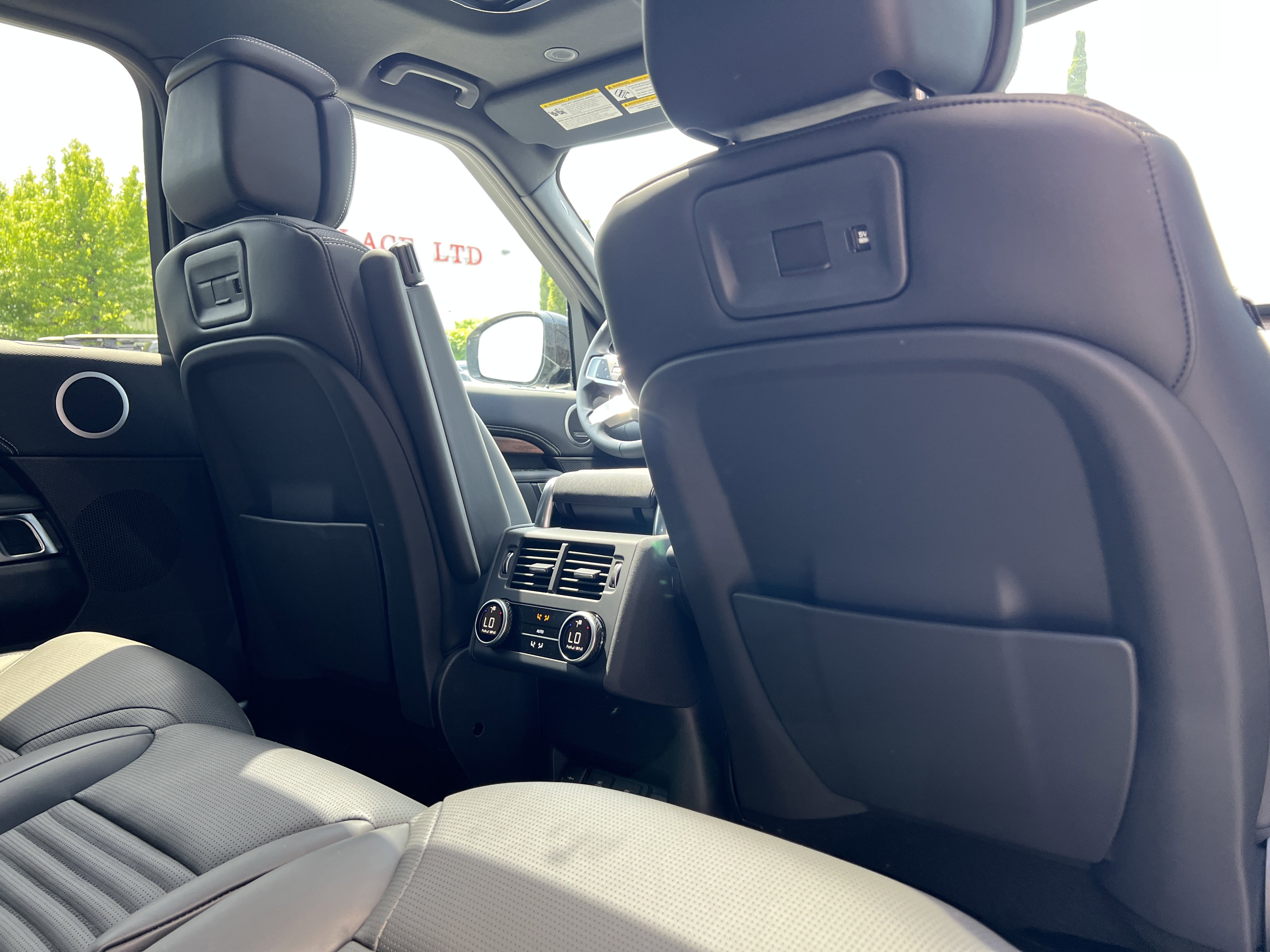 New 2024 Land Rover Discovery Dynamic SE image 14