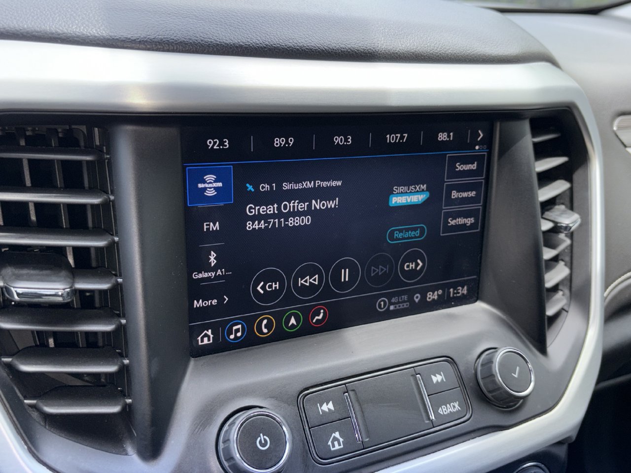 Used 2023 GMC Acadia SLT FWD image 3