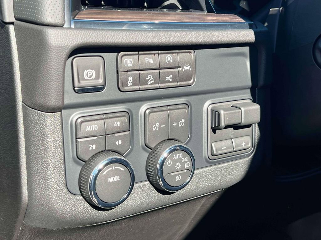 New 2026 Chevrolet Suburban Premier w/ Sun And Tow Package AWD/4WD image 12