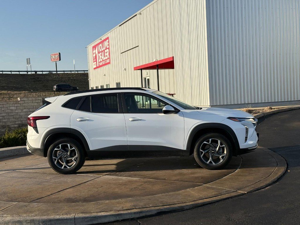 Used 2025 Chevrolet Trax LT w/ LT Convenience Package image 2