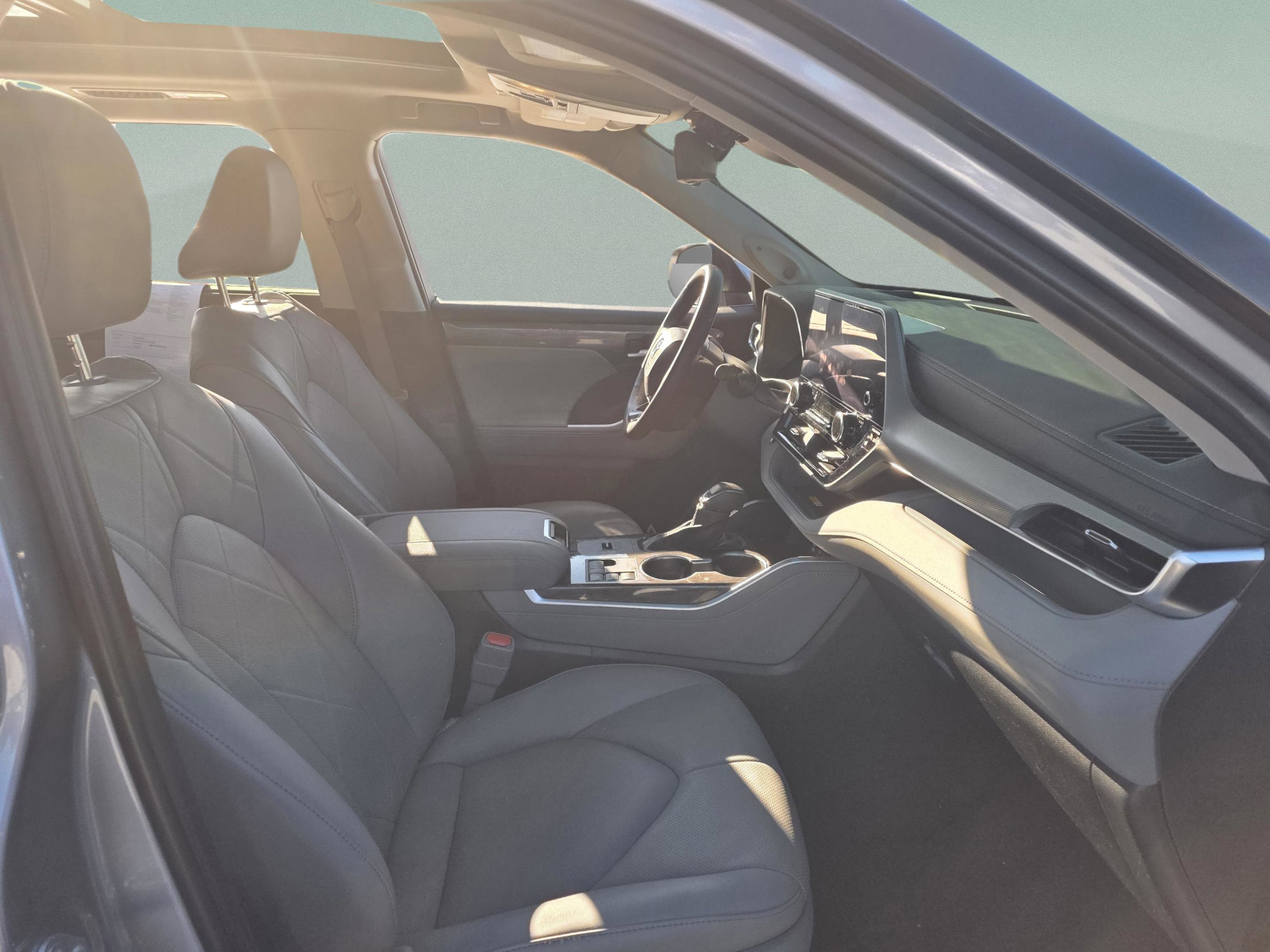 Used 2024 Toyota Highlander Platinum image 23