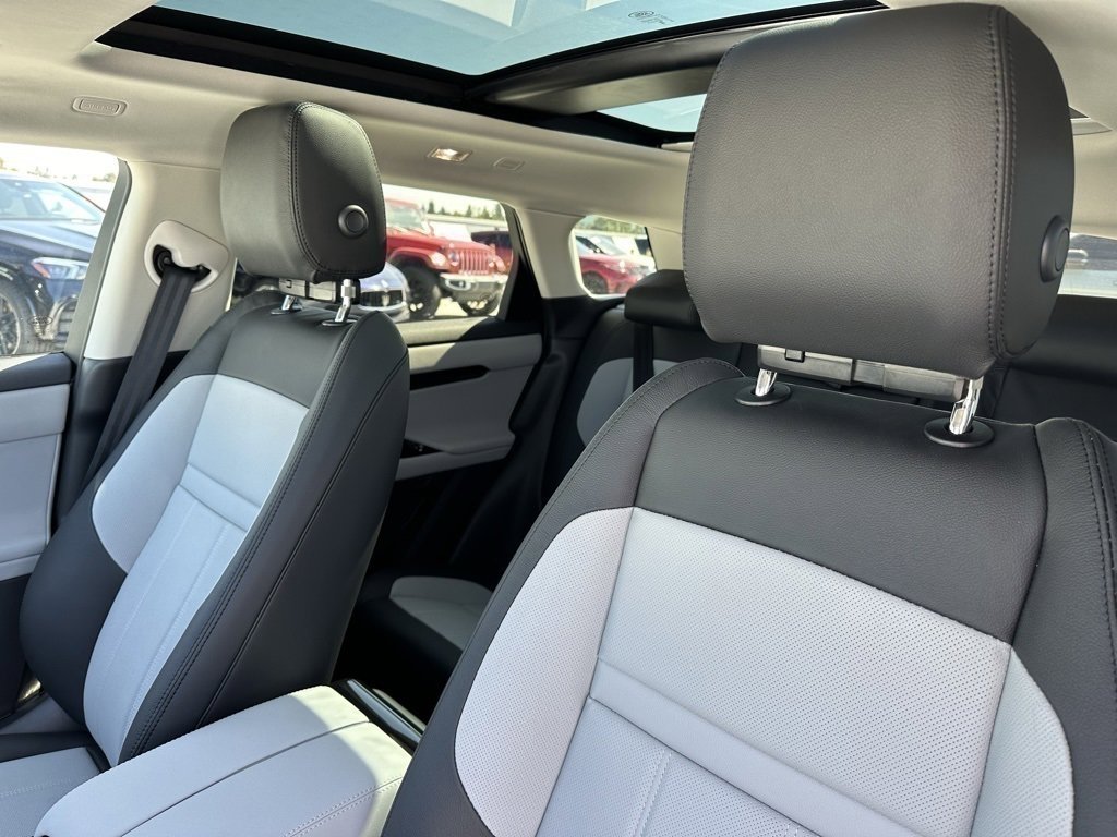 Used 2024 Land Rover Range Rover Evoque Dynamic SE image 14