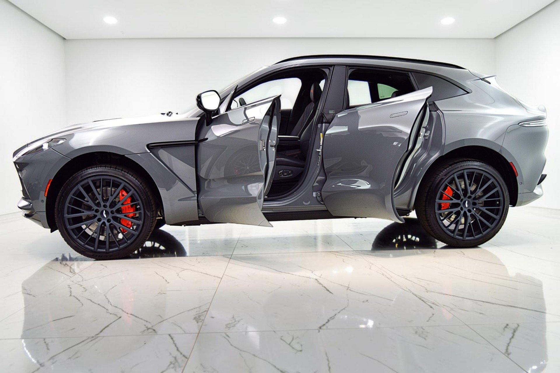 Used 2023 Aston Martin DBX AWD/4WD image 4