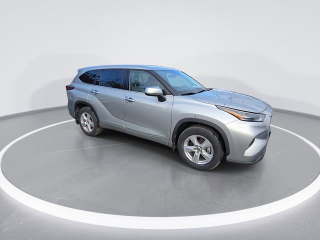 Used 2022 Toyota Highlander LE image 2