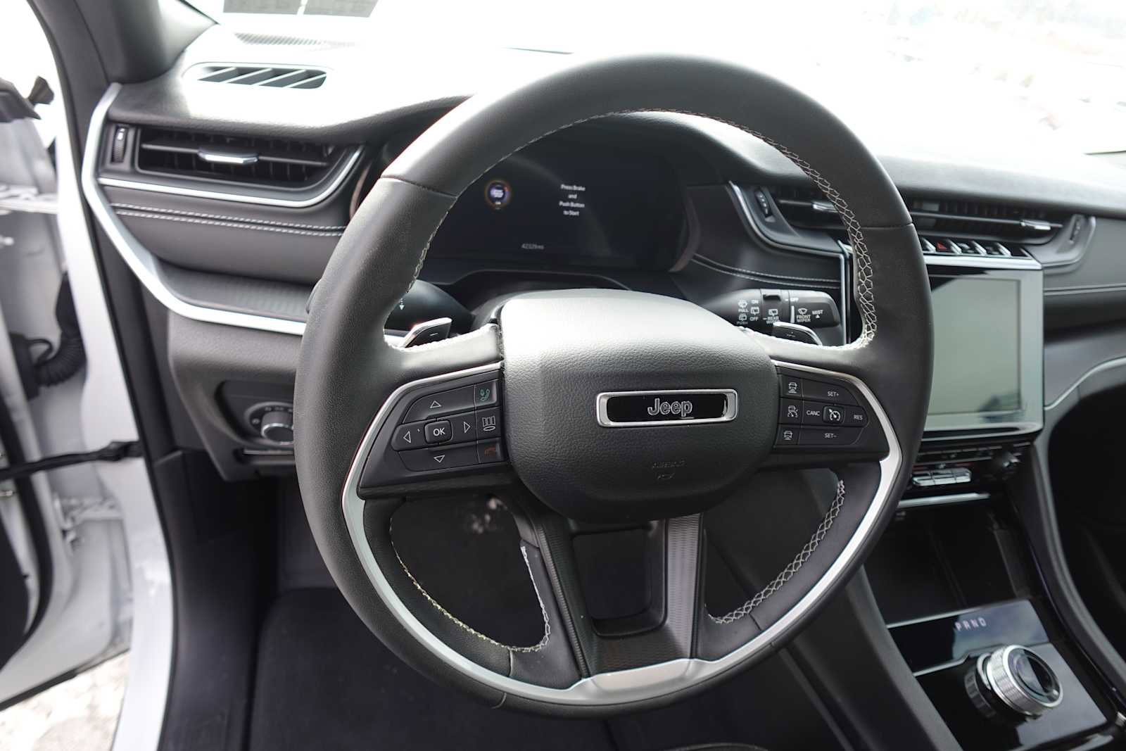 Used 2023 Jeep Grand Cherokee Altitude AWD/4WD image 12