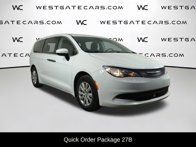 Used 2021 Chrysler Voyager L image 2