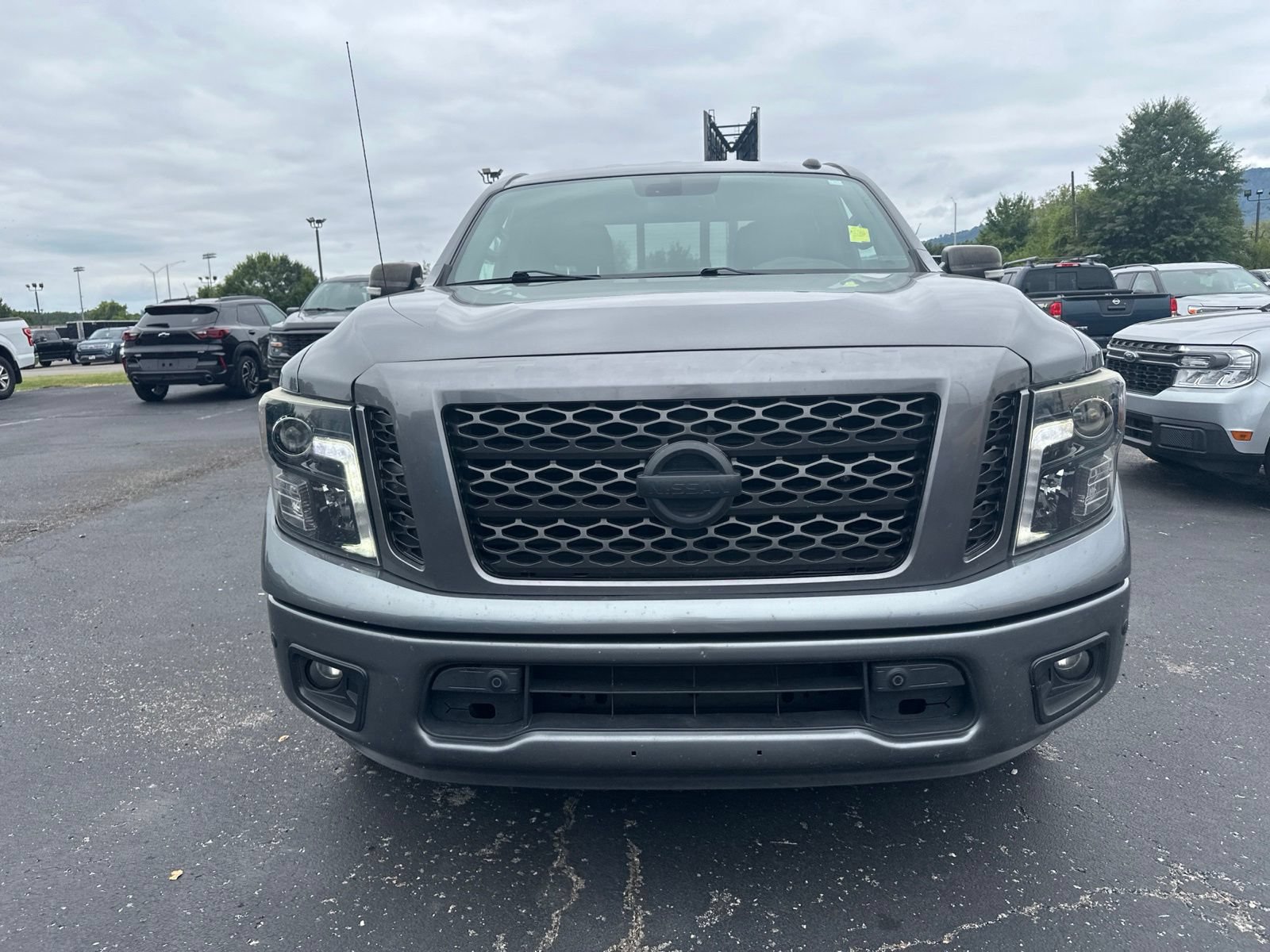 Used 2019 Nissan Titan SV w/ SV Convenience Package RWD image 2