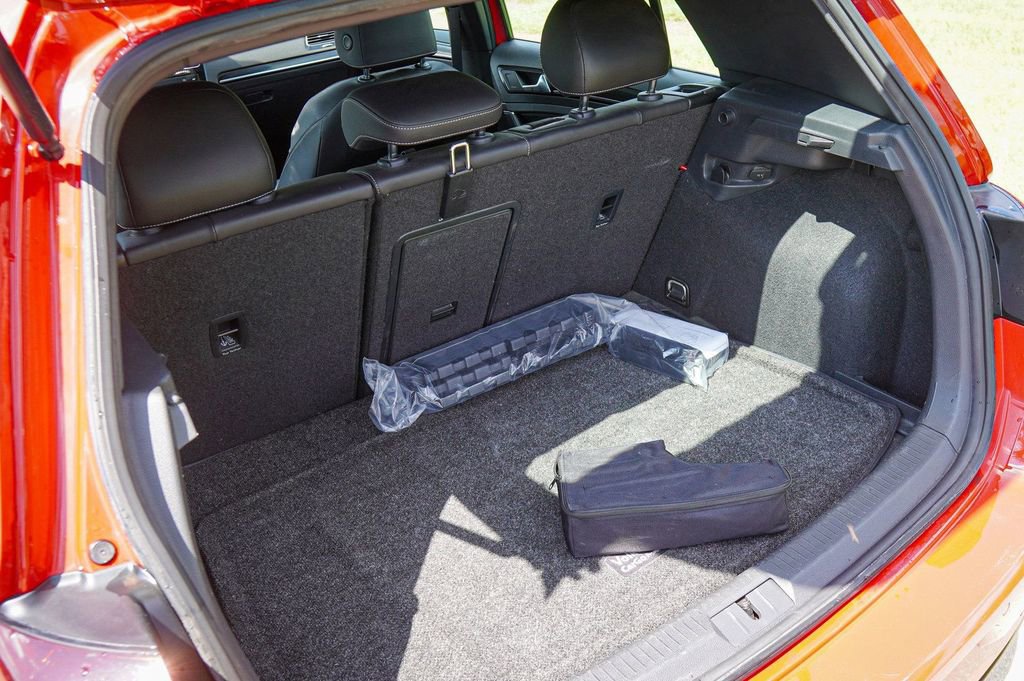 Used 2019 Volkswagen Golf R 4-Door image 12