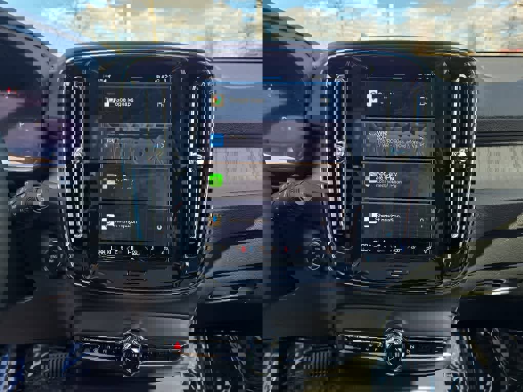 Used 2025 Volvo XC40 B5 Core image 18