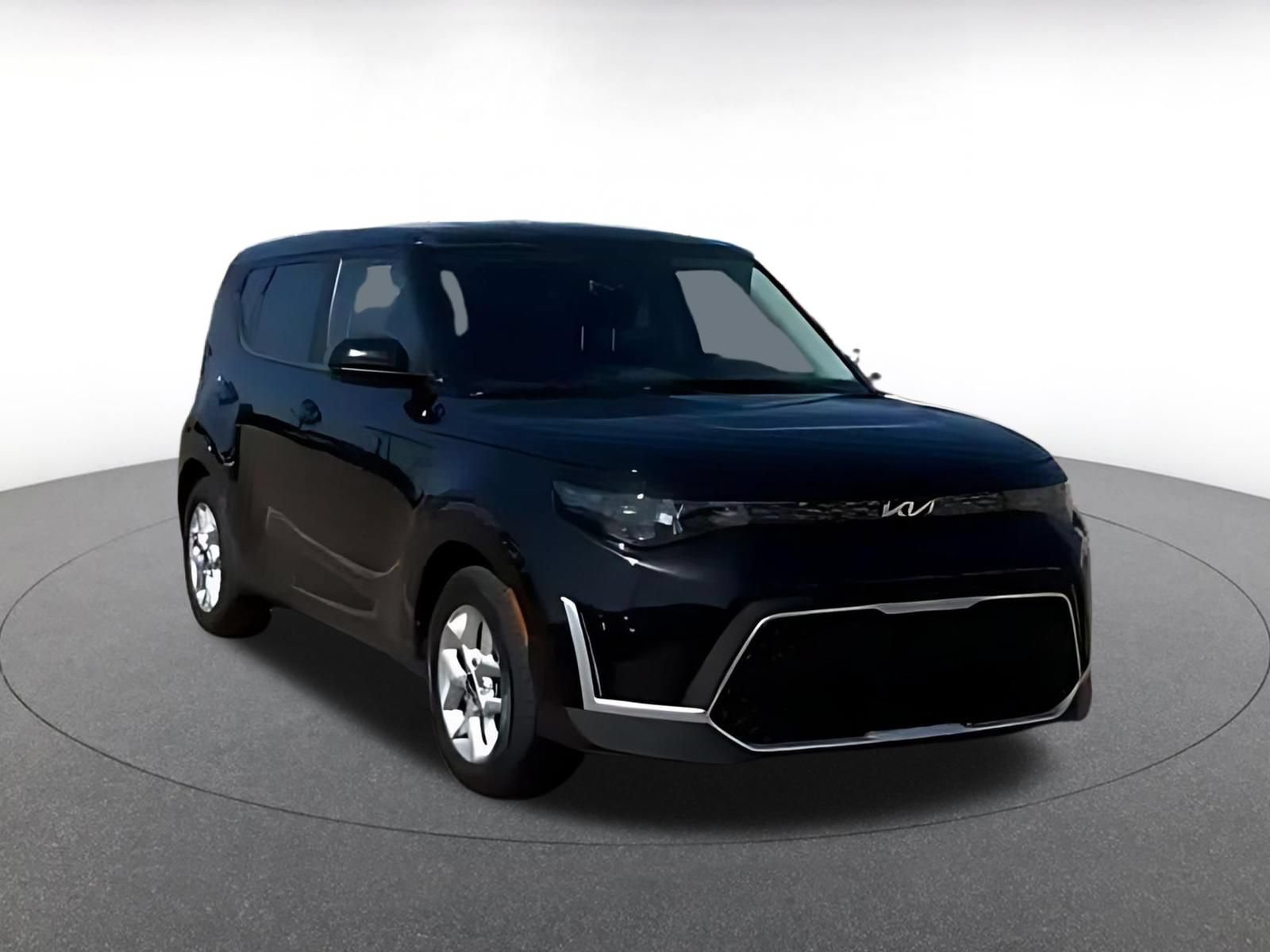 Used 2025 Kia Soul LX w/ LX Technology Package FWD image 2