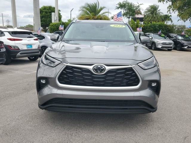 Used 2025 Toyota Highlander XLE FWD image 2