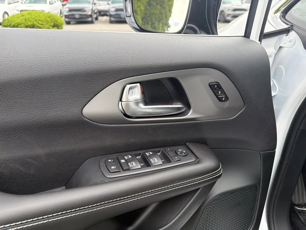 New 2027 Chrysler Pacifica Select AWD/4WD image 15
