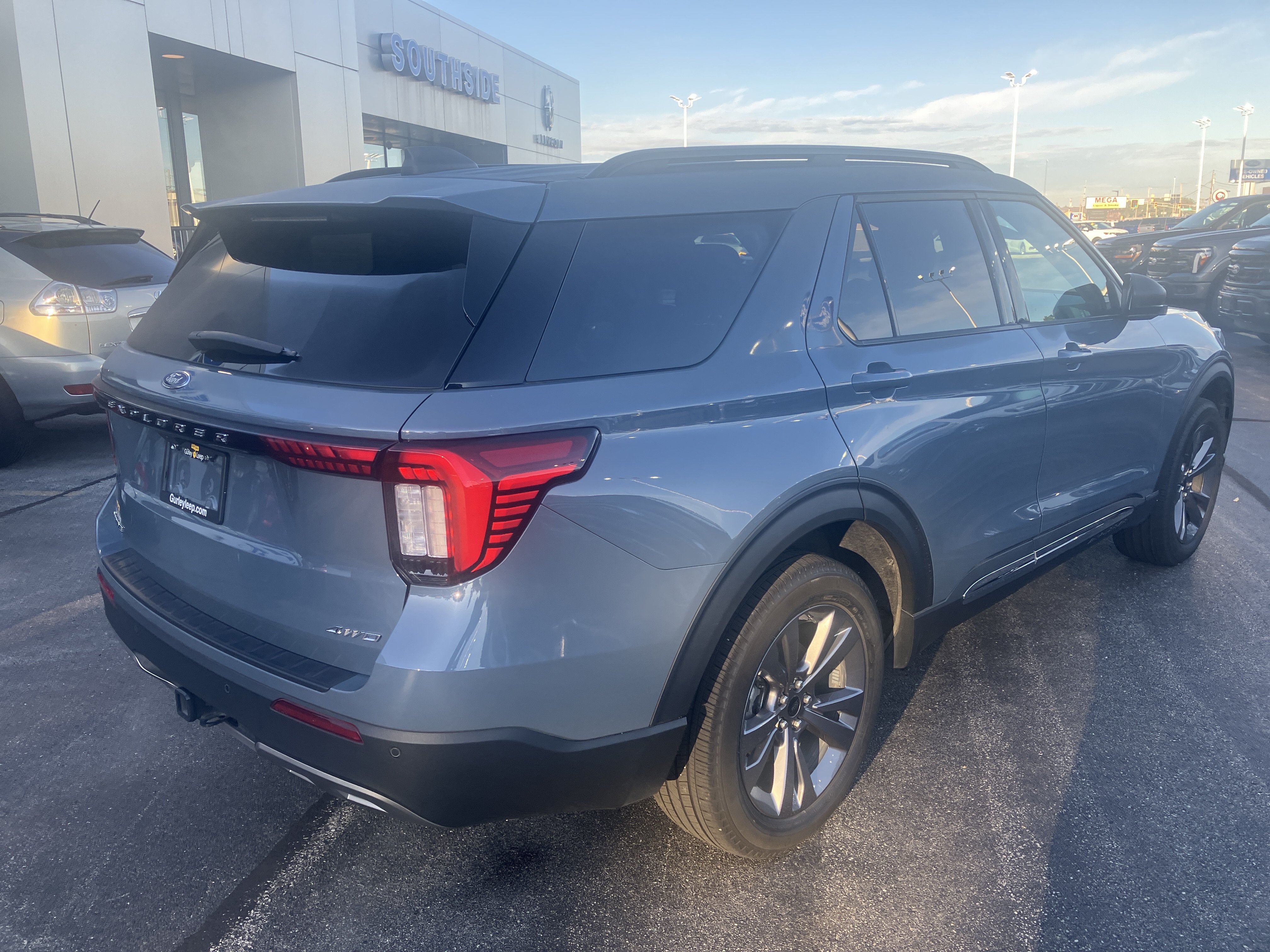 Used 2025 Ford Explorer Active w/ Active Comfort Package AWD/4WD image 7